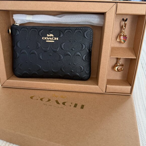 NWB Coach Boxed Long Zip Around Wallet In Signature Leather w/2 Charms Gift! - Picture 1 of 8